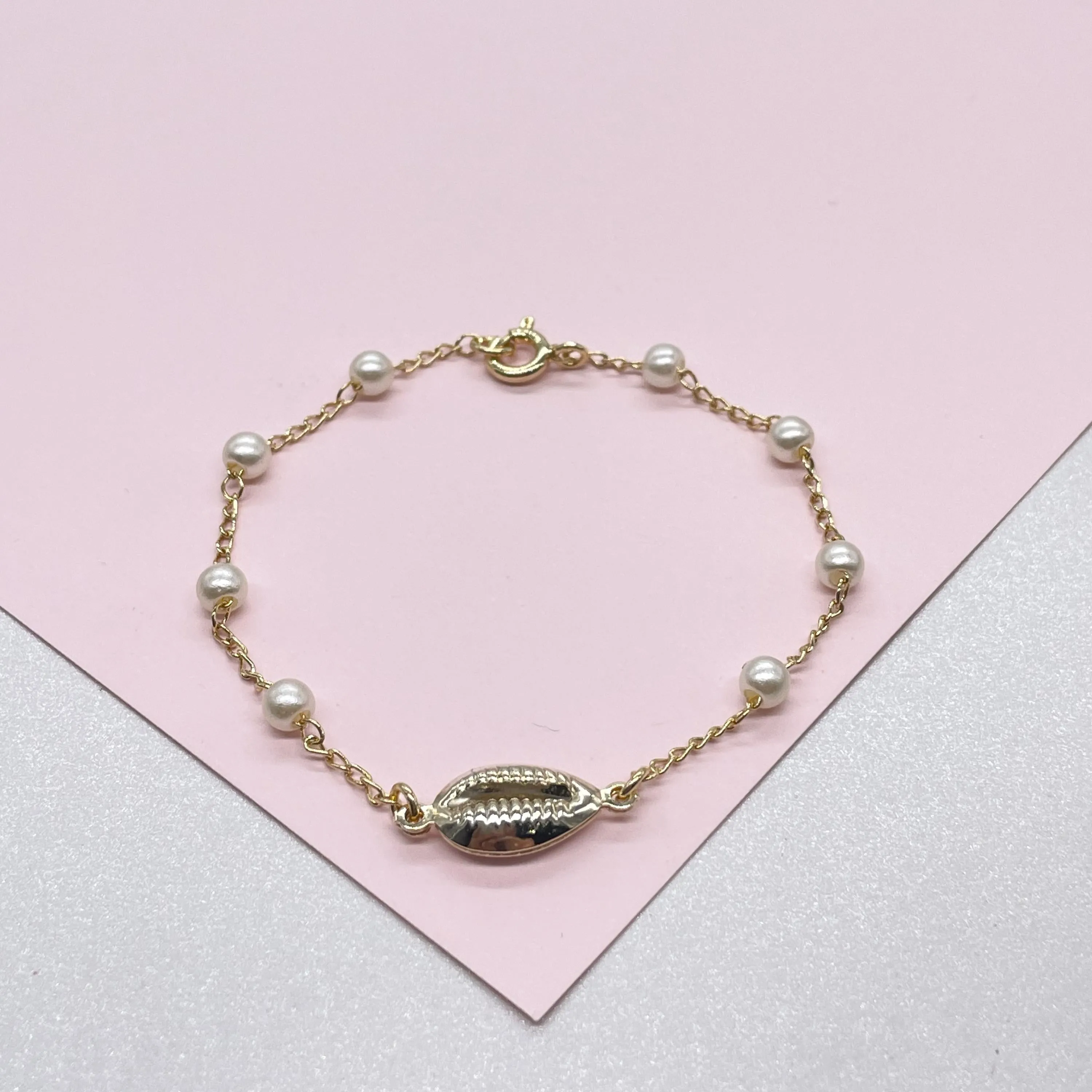 18k Gold Filled Delicate Pearl Bracelet featuring Cowrie Shell in the middle for a Summer Look