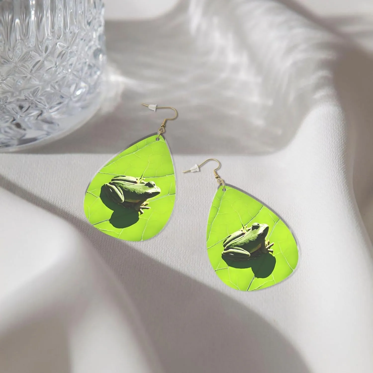 Stylish Drop-Shaped Acrylic Earrings Lightweight Printed Teardrop Dangle Earrings for Women (Frog on Leaf)